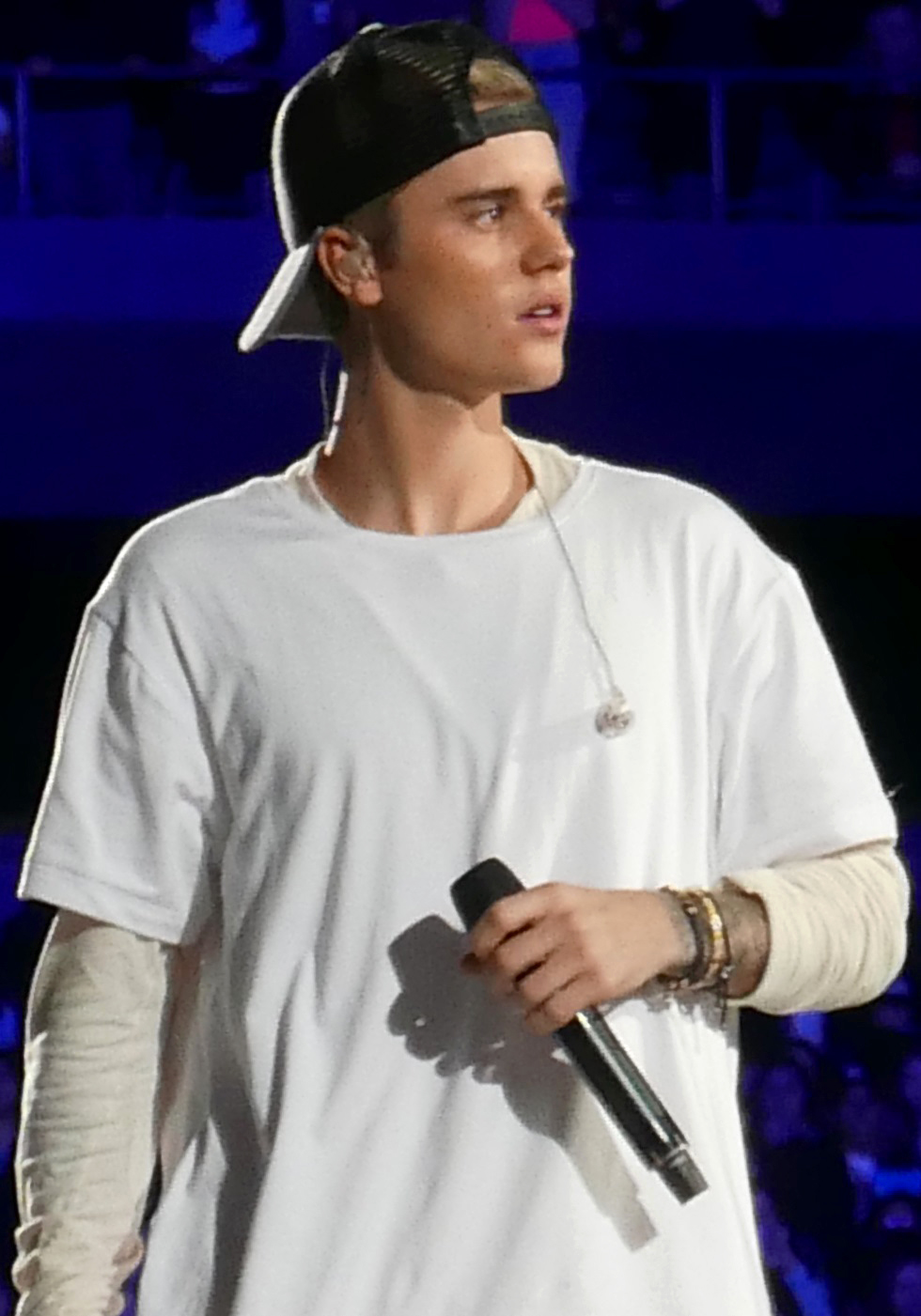 Justin Bieber Loses His Cool, Throws Water Bottle at Paparazzi After Dinner
